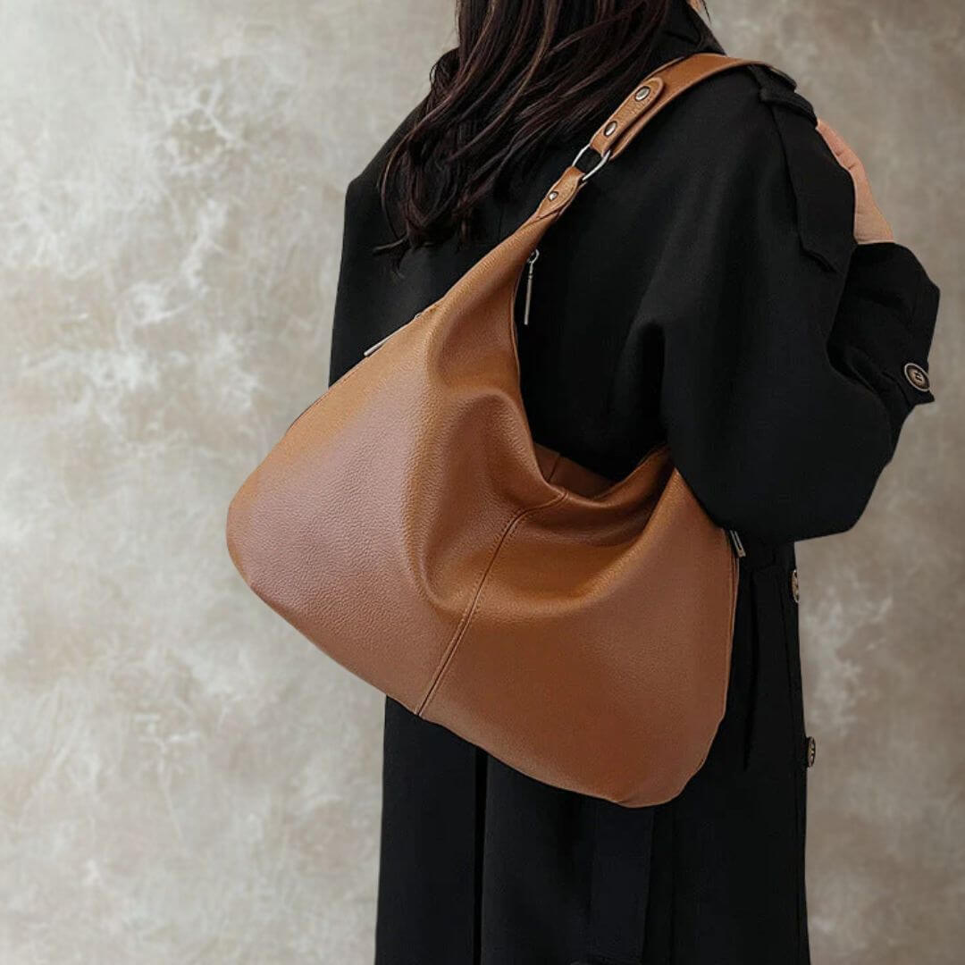 Chantal vegan leren tas, elegante schoudertas dames in bruin, lifestyle achterkant