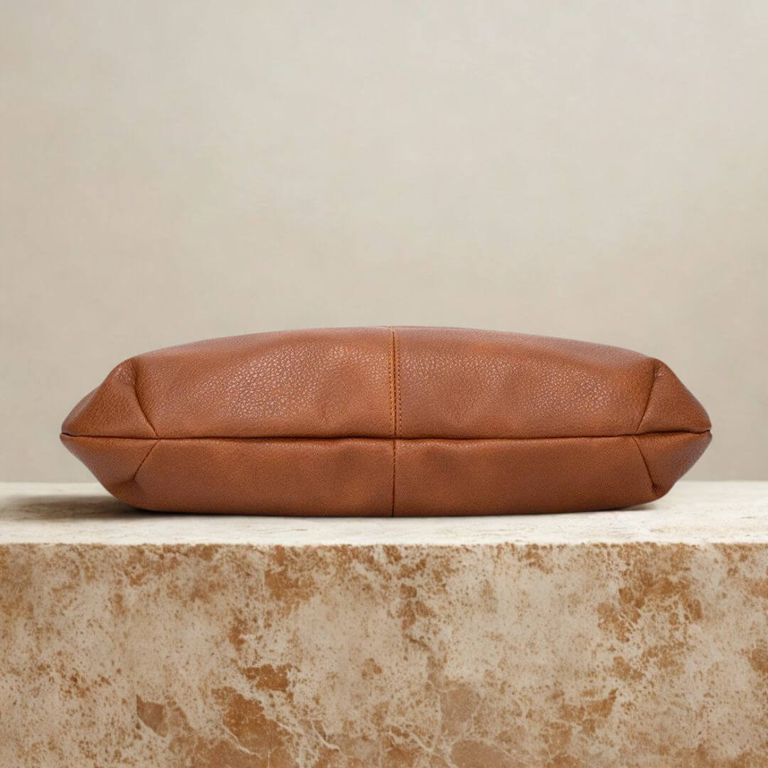 Chantal vegan leren tas, praktische schoudertas dames in bruin, onderkant detail