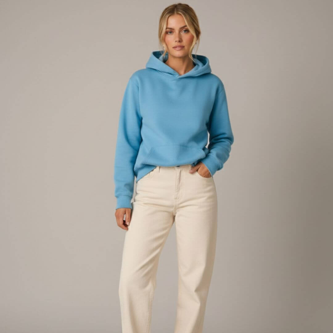 Blauwe Emma hoodie met de cozy look van een sweatshirt, gecombineerd met een witte short