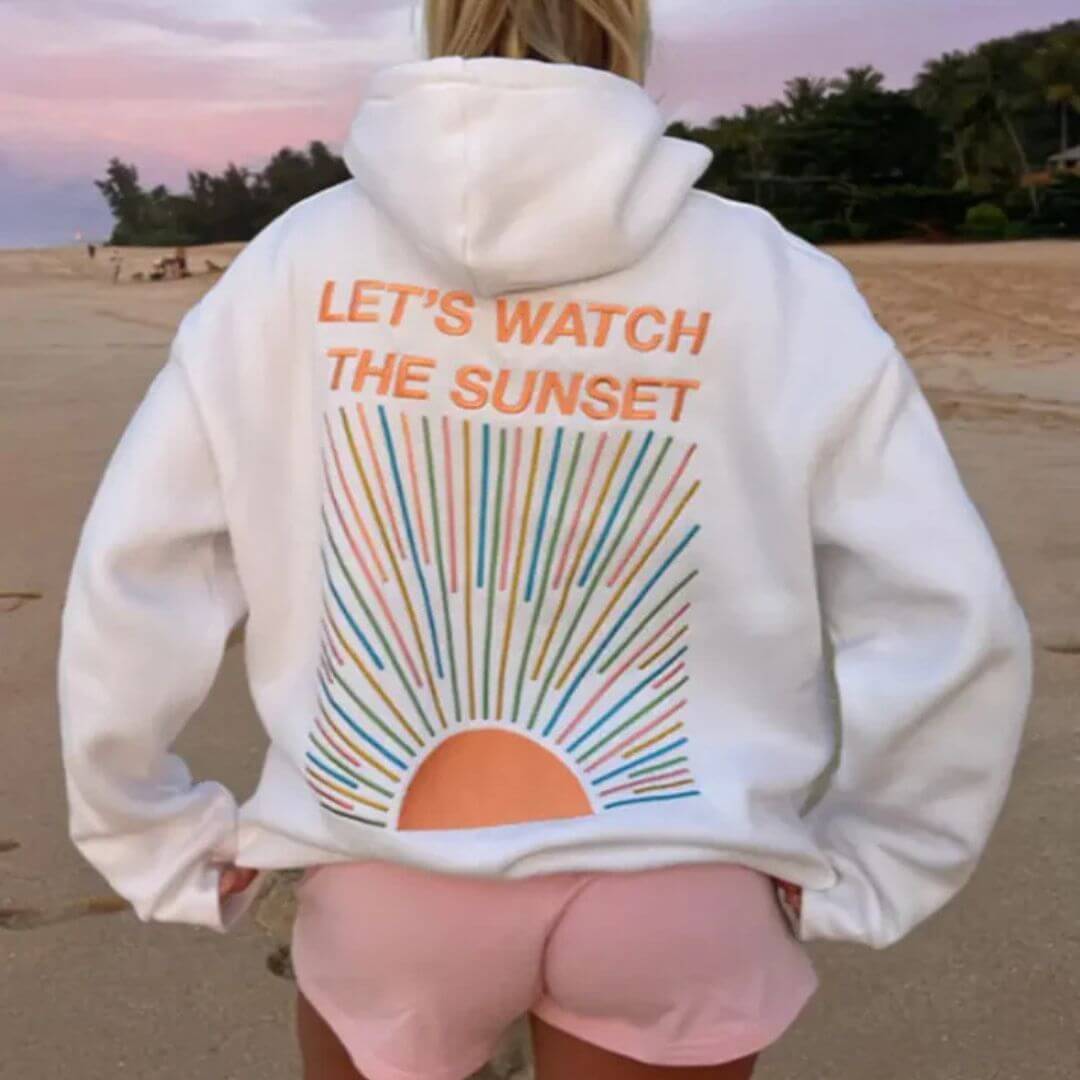 Een witte Emma hoodie met de tekst “Let’s Watch the Sunset”, zacht als een sweatshirt
