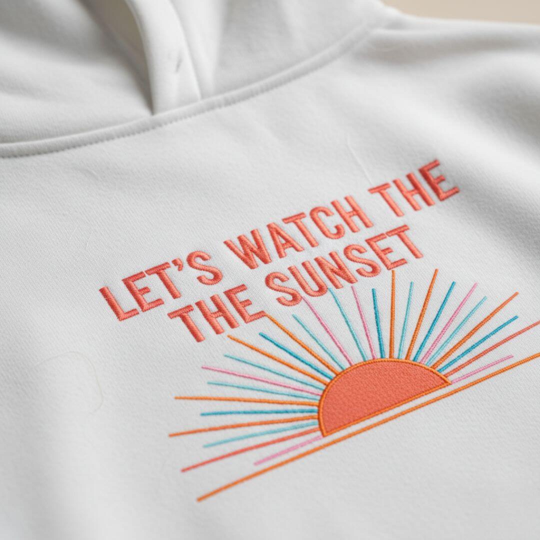 Close-up van de Emma hoodie in wit met sweatshirt-achtige stof en fijne details