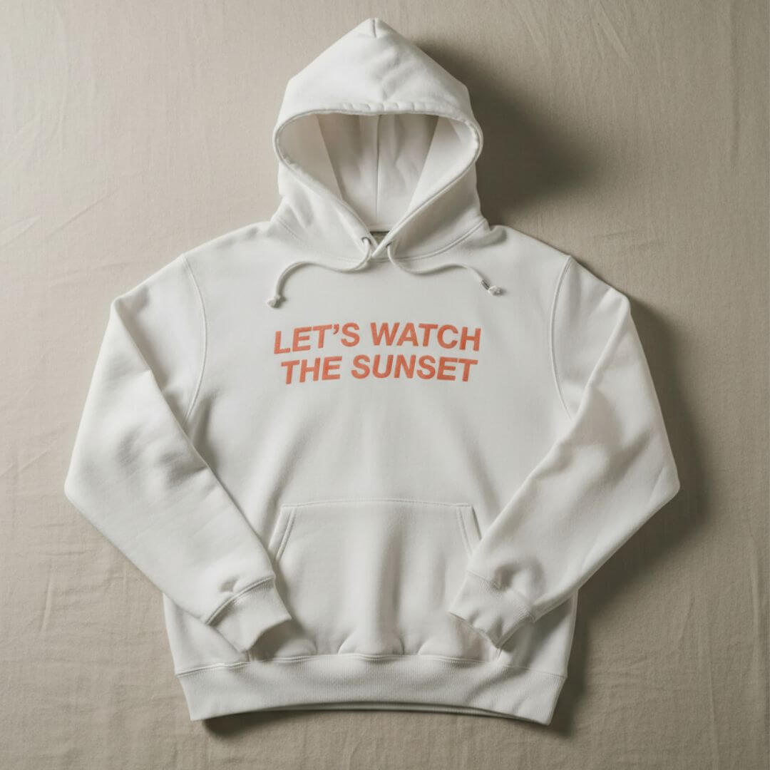 Een witte Emma hoodie met de zachtheid van een sweatshirt, plat neergelegd voor duidelijk beeld