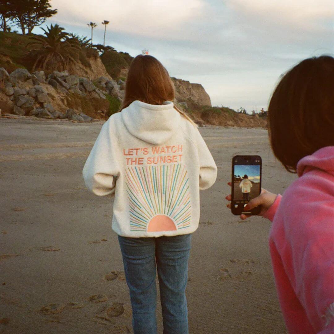 Witte Emma hoodie met sweatshirt-gevoel, gecombineerd met jeans voor een relaxte look