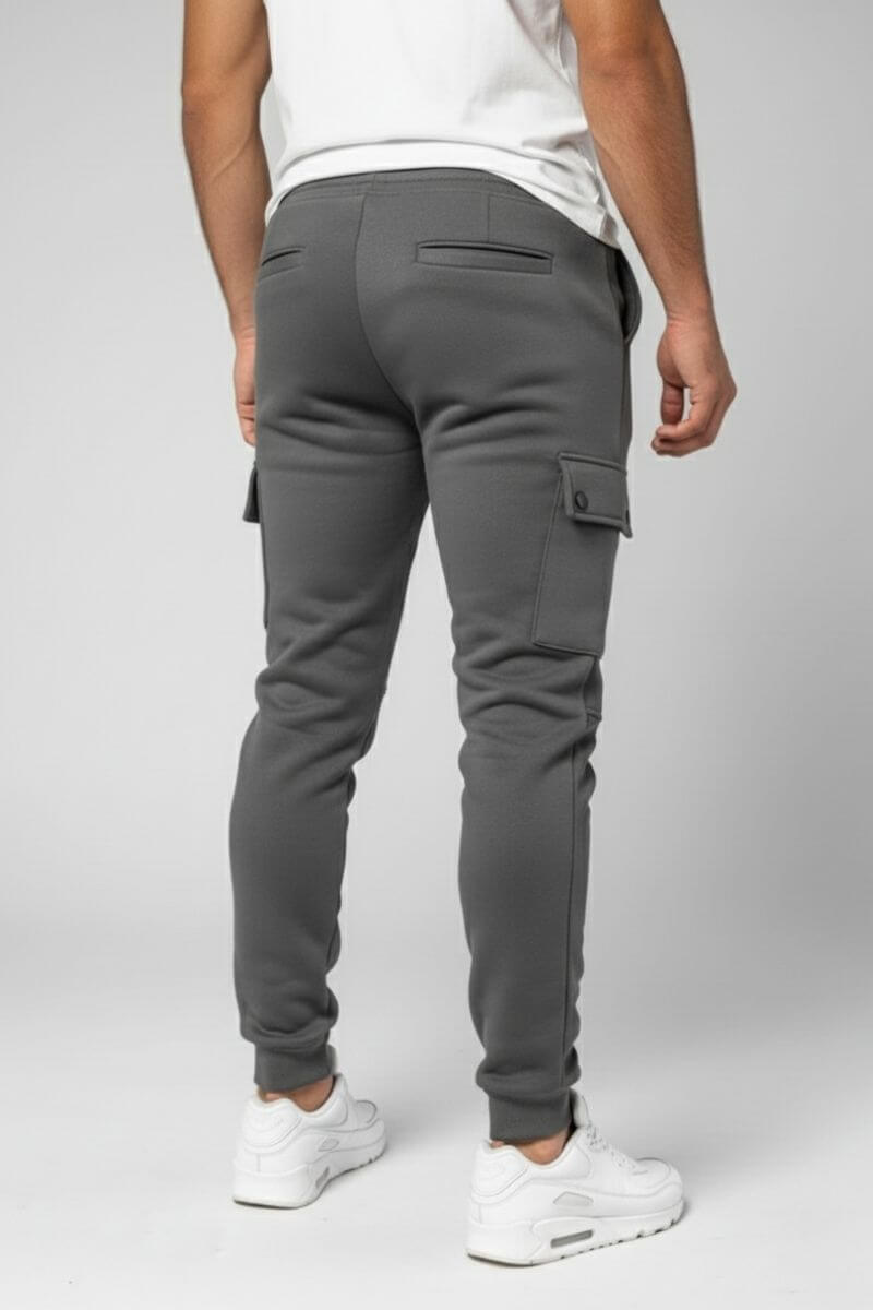 Donkergrijze Tom joggingbroek heren gezien van achteren, een comfortabele sweatpants met moderne look
