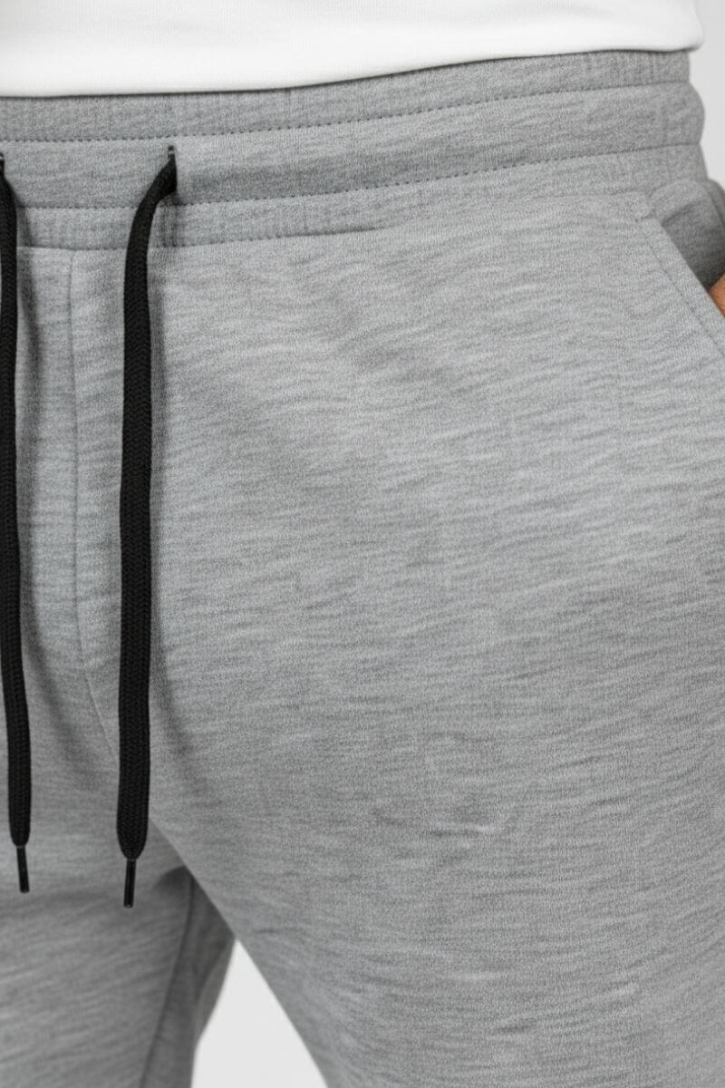 Detailfoto van de lichtgrijze Tom joggingbroek heren met zichtbare textuur en fijne sweatpants-afwerking