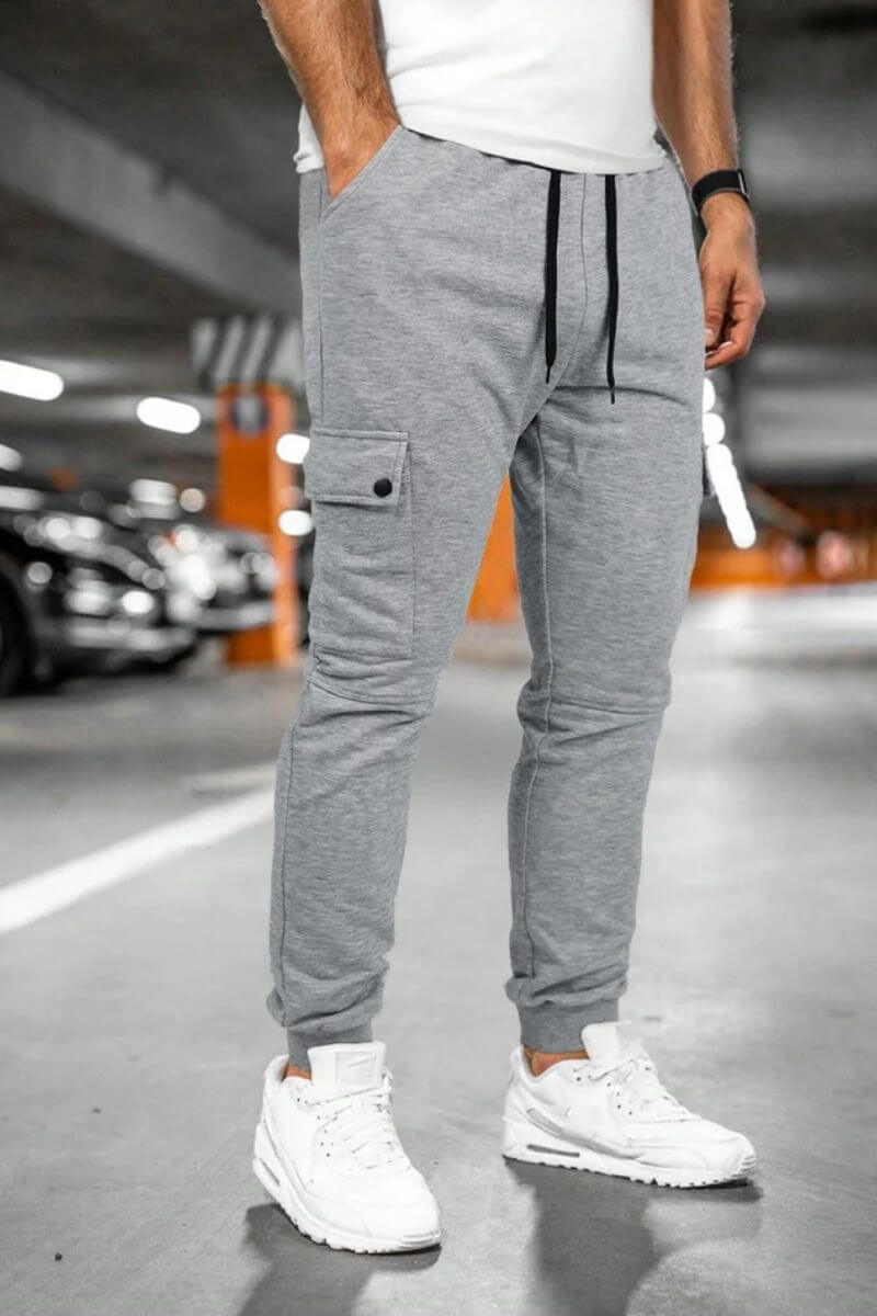 Lichtgrijze Tom joggingbroek heren gedragen binnen, een comfortabele sweatpants voor thuis of onderweg