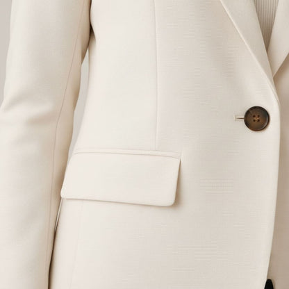 Anouk blazer dames in beige, close-up detail van getailleerd blazer jasje