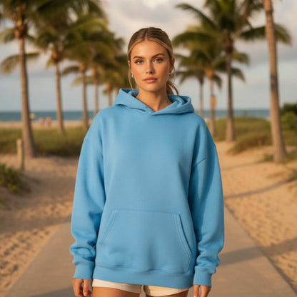 Blauwe Emma hoodie met sweatshirt-gevoel, gedragen aan zee op een zomerdag