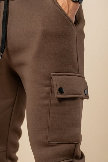 Close-up van de bruine Tom joggingbroek heren met zichtbare stofstructuur en sweatpants-kwaliteit