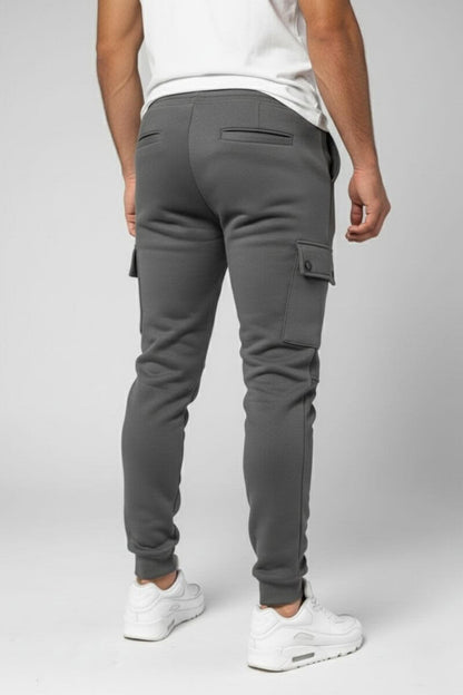 Donkergrijze Tom joggingbroek heren gezien van achteren, een comfortabele sweatpants met moderne look