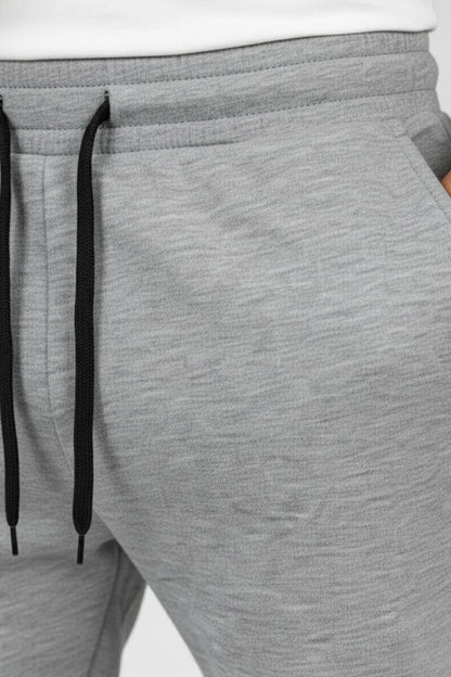 Detailfoto van de lichtgrijze Tom joggingbroek heren met zichtbare textuur en fijne sweatpants-afwerking
