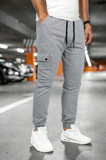Lichtgrijze Tom joggingbroek heren gedragen binnen, een comfortabele sweatpants voor thuis of onderweg